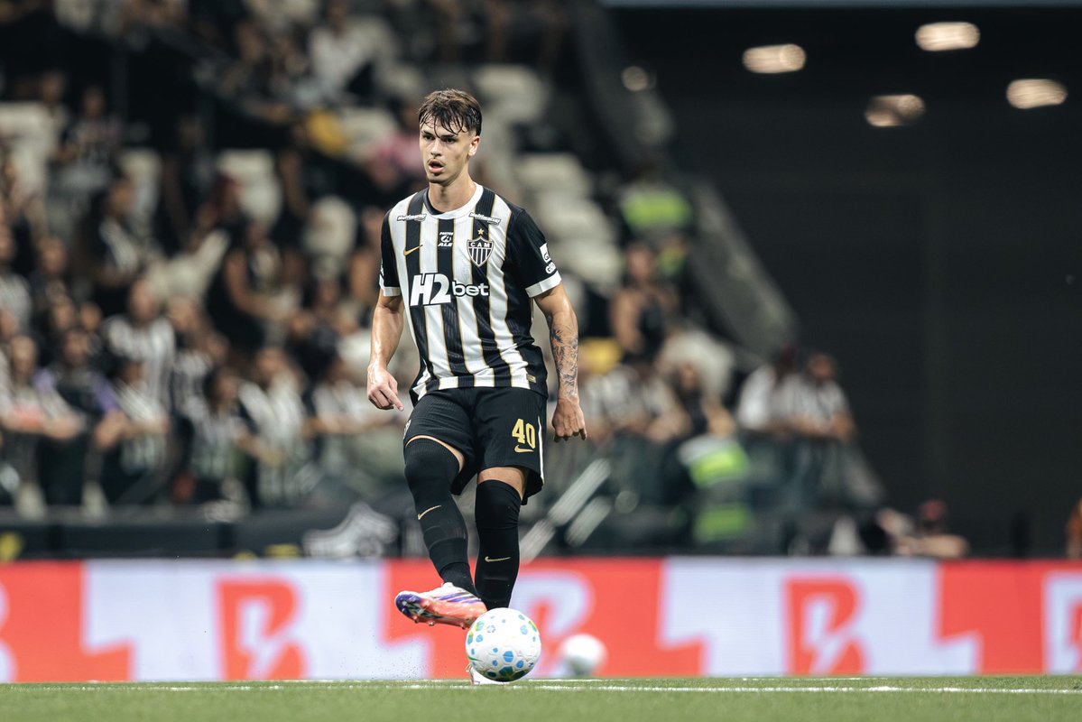 DataFutebol's tweet photo. Vitão vs Vitória 

76 Ações com a bola 
1 Finalização (0.03xG)
1 Chance criada 
59/60 nos Passes (98%)
10 Rebatidas 
3 Chutes bloqueados 
5 Bolas recuperadas
4/5 nos duelos (80%) [todos aéreos]

18 anos! Zagueiro muito interessante! 💎🇧🇷

📸 Pedro Souza/Atlético Mineiro https://t.co/qLiHdm22E2