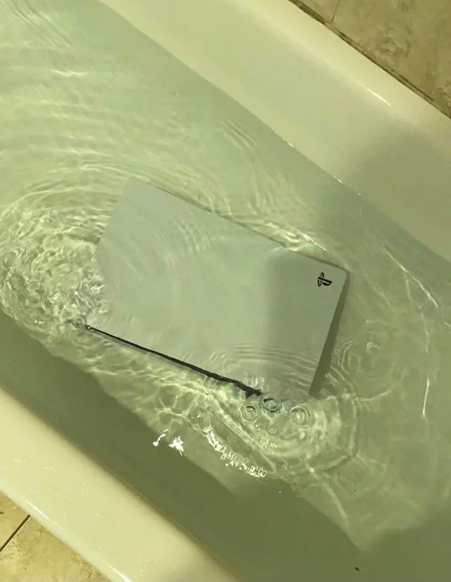 Shmorgvie's tweet photo. tried to kms by putting a ps5 in the bath with me and it didnt even work useless ass bum ass console https://t.co/Ze8b3wlGBW