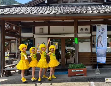 hakooshikintaro's tweet photo. 西米良村のゆずっこガールズ先輩(結成10年)がきらりんちょコーナーを紹介‼️
ありがとうございます😆https://t.co/KiKJLROJud
#ゆずっこガールズ
#西米良村
#ひなたフェス
#竹内希来里
#日向坂46 https://t.co/yAVcnaVbGM