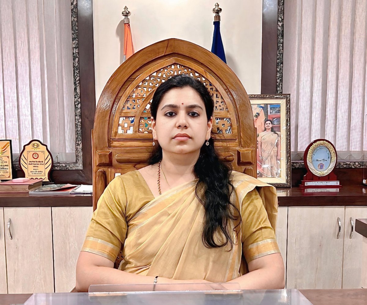 meevkt's tweet photo. "आईएएस दिव्या मित्तल की खबर सुनकर बड़ा अफसोस हो रहा है.. वो जितनी शानदार महिला हैं.. उतनी ही शानदार अधिकारी भी थीं.. आखिर उन्होंने रिजाइन क्यों दिया!! दिव्या मित्तल के इस्तीफा देने के बाद यूपी की ब्यूरोक्रेसी को लेकर सवाल खड़े हो रहे हैं.. एक के बाद एक इस और आईपीएस अफसर नौकरी क्यों छोड़ रहे हैं??"

मैं आईएएस दिव्या मित्तल के बड़े प्रशंसकों में हूं.. 
दिव्या मित्तल ने सोशल मीडिया पर अपनी पोस्ट में क्या लिखा है उसे पढ़िए..

"आज मैंने 13 वर्षों की अविस्मरणीय यात्रा को अपनी इच्छा से विराम देते हुए IAS से त्यागपत्र दे दिया है. साधारण परिवेश में पलते हुए मैंने एक अच्छे, सफल जीवन का सपना देखा था.. दिन-रात एक कर IIT दिल्ली और IIM बैंगलोर से पढ़ने के बाद, लंदन में नौकरी लग गयी। पर ‘सब कुछ’ पा लेने पर भी कुछ अधूरा था.. अपने देश में न होना खलता था.. मेरी पढ़ाई, आत्मविश्वास, दुनिया में कहीं भी सिर उठाकर चलने की ताक़त, सब इस मिट्टी का कर्ज़ था मुझ पर.. वो कर्ज़ चुकाना था.. चाहती थी जिस भारत का सपना देखा था, उसे बनाने वाली ईंटों पर मेरे भी हाथों के निशान हों.. सो लौट आई, और IAS अधिकारी बनने का सौभाग्य मिला..
बहुत कुछ करने का मौका मिला और बहुत सीखा.. देवरिया ने सिखाया कि सही के साथ खड़ा होना विकल्प नहीं, कर्तव्य है.. मीरजापुर ने सिखाया कि ‘असंभव’ कोई तथ्य नहीं, बस एक राय है.. और माँ विंध्यवासिनी के चरणों में बैठकर सीखा कि शक्ति किसी पद से नहीं, उनकी कृपा और लोगों के विश्वास से आती है.. सबसे बड़ी सीख यह थी कि अपने लिए देखे सपने तो पूरे हो चुके थे, अब अपने लोगों के लिए देखे सपनों को जीना था.  इस जीवन का असली सुकून उन आँखों में दिखा, जिस परिवार को पहली बार ज़मीन का हक़ मिला, जिस दिव्यांग को सम्मान से जीने का अवसर मिला, और जिस किसान के खेत को पानी मिला, उनके संघर्षों में साथ चलते हुए मैंने सीखा कि हर सरकारी फ़ाइल के पीछे एक व्यक्ति है, और उसकी गरिमा बनाये रखना ही न्याय है..
मूर्ख थी जो सोचा था कि कुछ देने आयी हूँ.  सच यह है कि सबसे ज़्यादा मैंने ही पाया, और वो कर्ज़ और भी बढ़ता गया.. लोग मेरी ख़ुशी में मुझसे ज़्यादा ख़ुश हुए.. उन्होंने मुझे तब भी उसी विश्वास से देखा, जब मैं खुद ही थकी या टूटी थी.. और इसी ने आगे बढ़ते रहने की हिम्मत दी.. इतना प्यार, इतना सम्मान, इतना अपनापन मिला, कि मेरी झोली पूरी भर गयी.. और इसमें उन साथियों, अधिकारियों और कर्मचारियों का भी बहुत बड़ा श्रेय है जिन्होंने मेरे कंधे से कंधा मिलाकर काम किया और साथ डटे रहे..
आज आभार से आँखें नम हैं. बस एक दृश्य इनमें बसा है. लहुरिया दह की पहाड़ी की वो वृद्ध माँ, जो अपने गाँव में पहली बार पानी पहुँचता देख कुछ नहीं बोली, बस काँपते हाथों से मेरा सिर छूकर आशीर्वाद दे गई. पद तो आज छूट गया, पर वह स्पर्श जीवन भर नहीं छूटेगा.. और वह सपना भी नहीं छूटेगा, जो देश की इस मिट्टी ने मुझे दिया है. 

आपकी अपनी,
दिव्या मित्तल

#IAS #Bureaucrats #Bureaucracy #Resign #Resignation #Lucknow #UttarPradesh