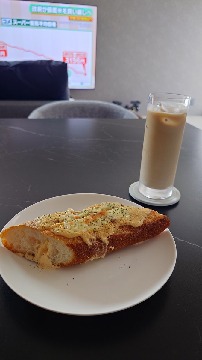 METAL_sFs's tweet photo. 手作りめんたいフランスとアイスカフェラテ☕ https://t.co/wyZBLTP9Sh