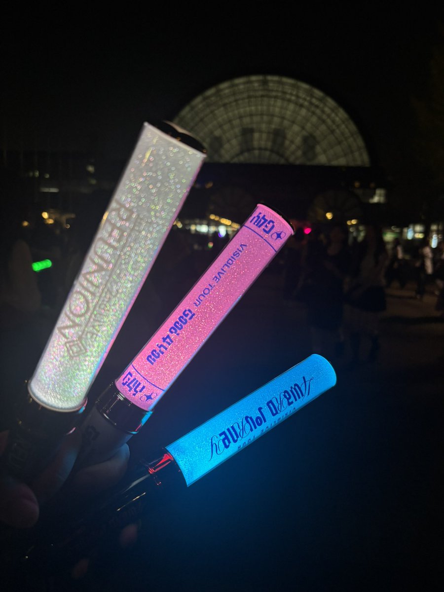 Mwiteblack's tweet photo. インテックス大阪、会場内は涼しかったが外は本当〜に暑い！🫠
夜はスタッフさんが駅の案内してくれる人いて、配置たくさんついてた https://t.co/U3Io83Yxtd
