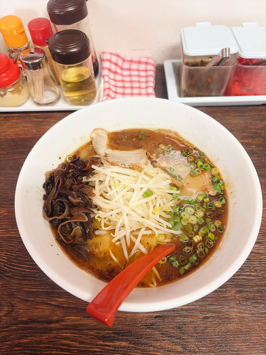 gojuusann's tweet photo. とんこつらーめん黒（バリカタ）
#麺家とん平 https://t.co/wJ4iA6YiqE