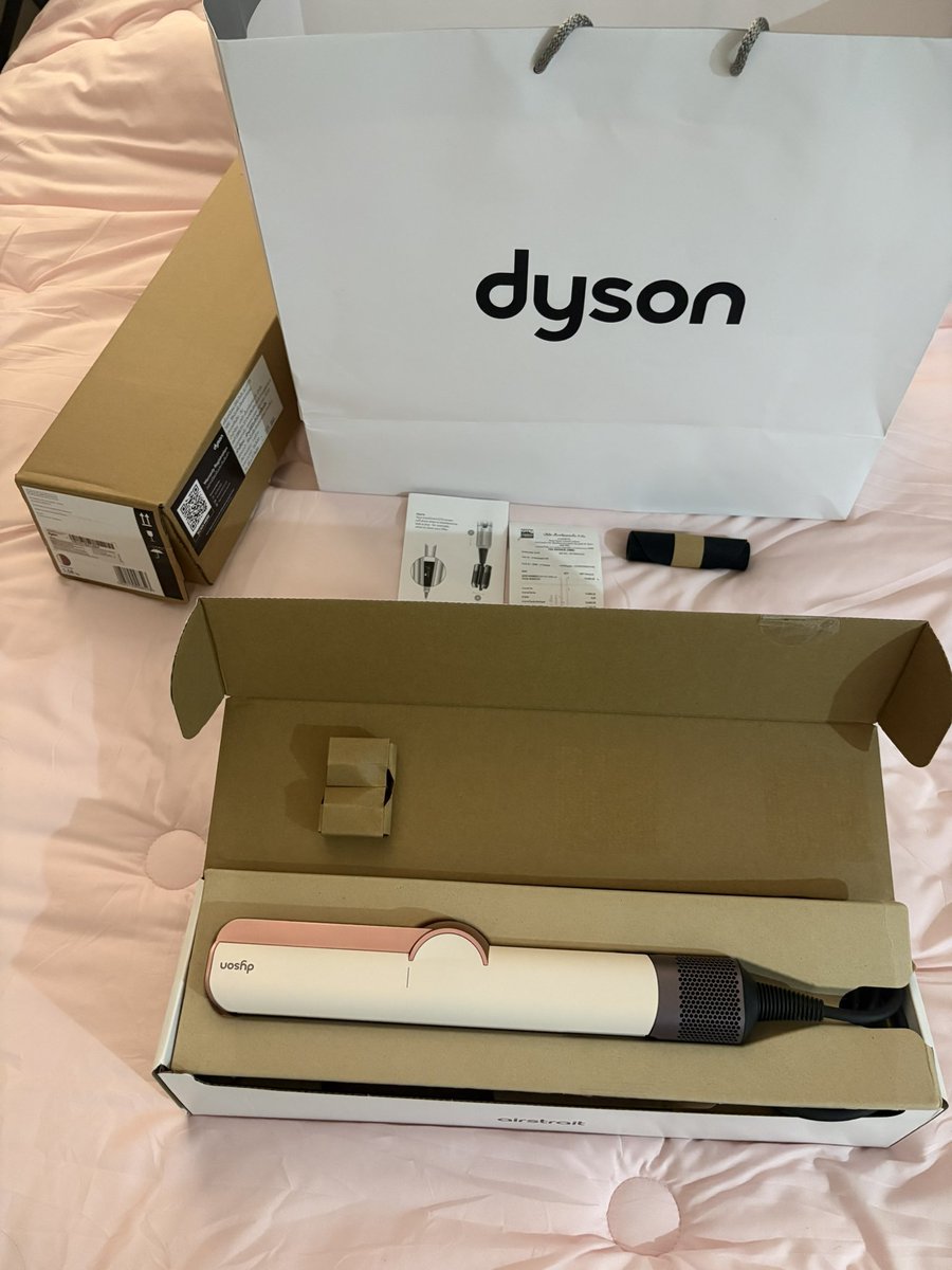 warinako's tweet photo. dyson airstrait  ซื้อมาได้วันเดียว 🐰💕
12,900 รวมส่งค่ะ (มีใบเสร็จทุกอย่าง)
♡︎ อุปกรณ์ครบ พร้อมใบเสร็จ ถุงช้อป
♡︎ ประกันเหลือ 24 เดือน (ยังไม่ได้ลงทะเบียนประกัน)
♡︎ ออกช้อปเซ็นลาด (กทมส่งแมส, นัดรับได้)
#dysonมือสอง #ส่งต่อdyson https://t.co/egnT8xPmbK
