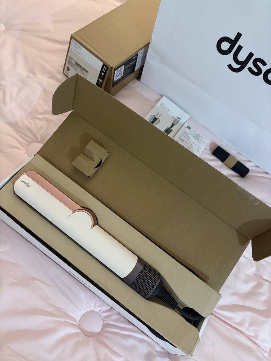 warinako's tweet photo. dyson airstrait  ซื้อมาได้วันเดียว 🐰💕
12,900 รวมส่งค่ะ (มีใบเสร็จทุกอย่าง)
♡︎ อุปกรณ์ครบ พร้อมใบเสร็จ ถุงช้อป
♡︎ ประกันเหลือ 24 เดือน (ยังไม่ได้ลงทะเบียนประกัน)
♡︎ ออกช้อปเซ็นลาด (กทมส่งแมส, นัดรับได้)
#dysonมือสอง #ส่งต่อdyson https://t.co/egnT8xPmbK