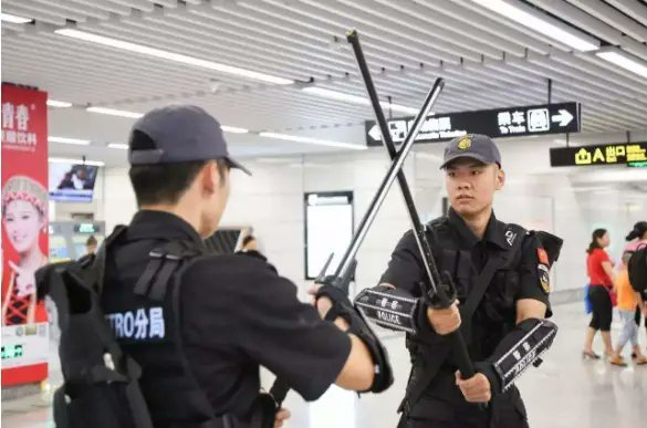 Chinaswordbot's tweet photo. 中国では銃規制が厳しいこともあり、主に刃物や鈍器のような凶器への対応を想定して警察が近接装備に力を入れているのが近年の特徴です
「銃の使用より一段階手前の制圧力」とも言えますね

盾の他に両手持ちの大型警棒「大宝剣」や、棍術の「応急棍」なども知られています https://t.co/xgLOxhyXLQ