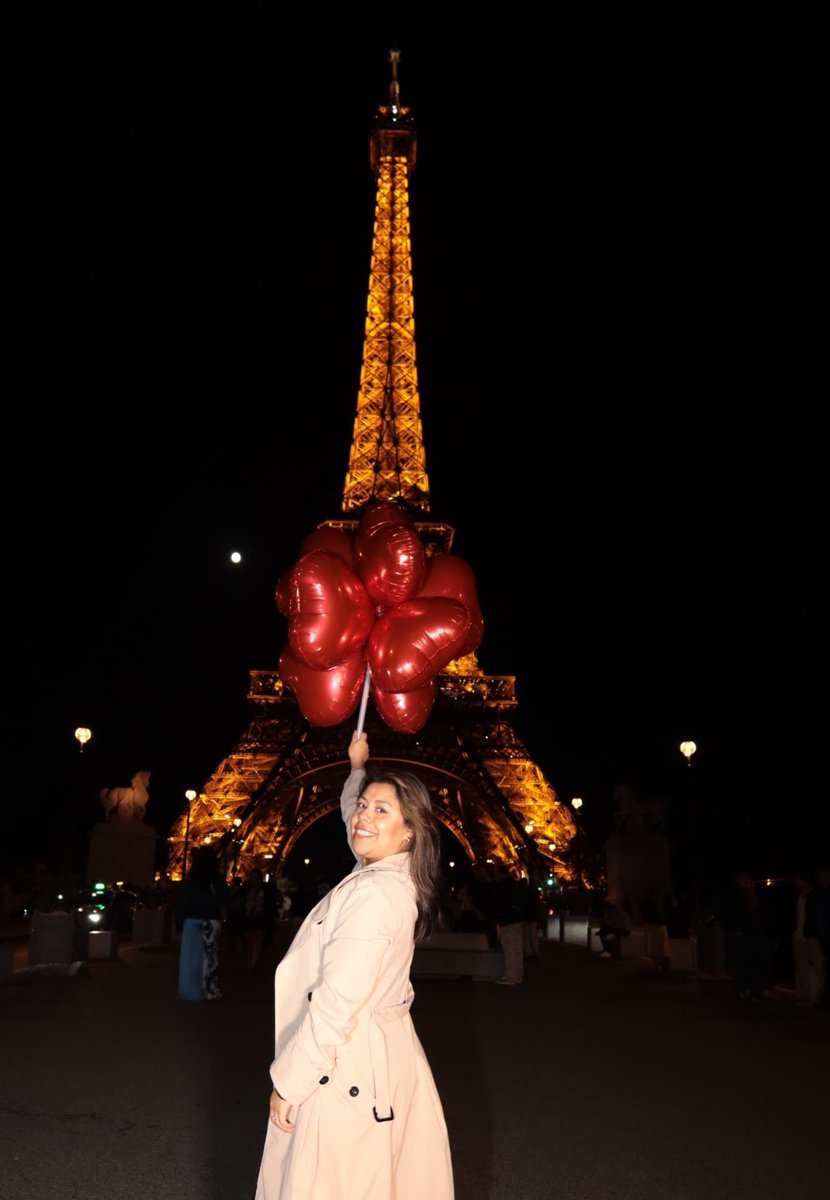 unachulaescribe's tweet photo. Recibí mis 30 frente a la Torre Eiffel, tal cual lo soñé. 🥰😍 https://t.co/t6GFl6Gt9U