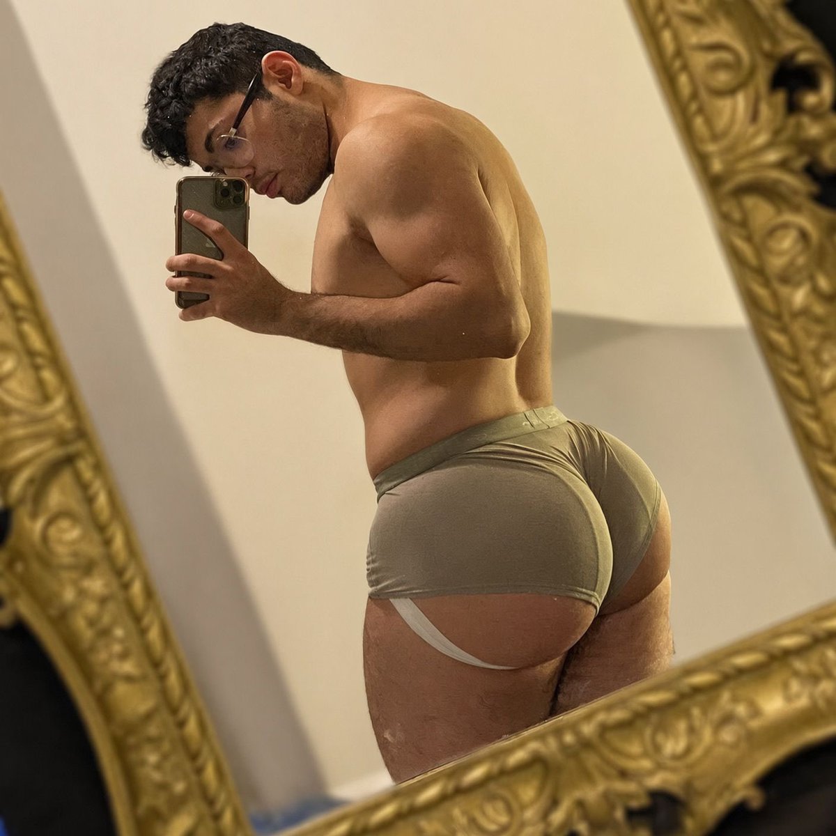 __King_Shark's tweet photo. Is it too early to say i deserve your attention? https://t.co/x1u3EXjJIa