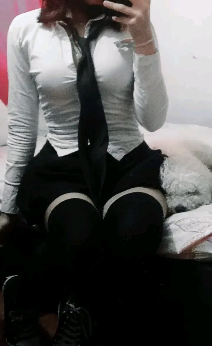 LessoYiniy's tweet photo. Sigo sin superar como se le marcan a Karina con esa camisa y falda tan corta como le encanta provocar y poner duro a sus fans que quise ponerme la misma ropa que ella y poder sentir lo de ella enseñándolas para provocar https://t.co/zAS0mVIUzj