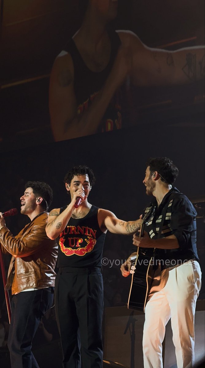 yousavedmeonce's tweet photo. Idk what the joke was, but I want to be in on it! @joejonas @kevinjonas @jonasbrothers 
MSG N1 https://t.co/mCOOksaZzx