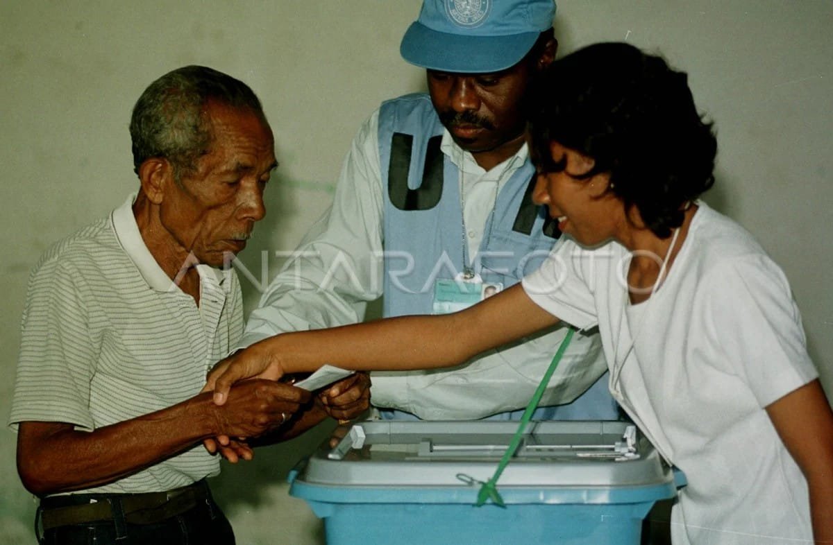 BazarinaS75320's tweet photo. 30 Agustus 1999
rakyat Timor Timur menentukan masa depannya lewat referendum PBB.
Dengan partisipasi hampir 98%, sebanyak 78,5% pemilih menolak otonomi khusus dalam Indonesia.
Sebuah hari yang kemudian mengubah peta sejarah Indonesia dan Timor-Leste
Sumber : Antaraphoto https://t.co/FmswP4JWAb