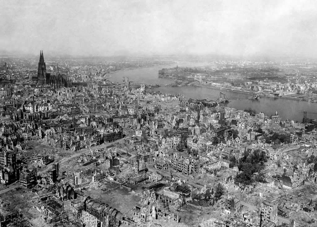 alex_baur's tweet photo. Als die deutschen Städte im Zweiten Weltkrieg in Schutt und Asche gelegt wurden, sprach keiner von Genozid. So wenig wie in Gaza von einem Genozid die Rede sein kann. In beiden Fällen ging es darum, ein Terror-Regime zu stoppen, das einen brutalen Angriffskrieg lanciert hatte, dessen Ziel (unter anderem) ein Genozid war, die Vernichtung der Juden. Die zivilen Opfer unter den Deutschen wie unter den Palästinensern sind fürchterlich und beklagenswert. Doch die volle Verantwortung für dieses Leid tragen jene, die den Krieg losgetreten hatten und ihre eigene Zivilbevölkerung mit ins Elend rissen. Die Nazis inszenierten sich, genau wie Hamas und Hisbollah, als Opfer einer historischen Ungerechtigkeit. Der einzige Unterschied besteht darin, dass dieser zynische Vorwand, anders als vor 80 Jahren, heute selbst in vermeintlich zivilisierten Kreisen eine erschreckend breite Zustimmung findet. Wir leben in irren Zeiten.
