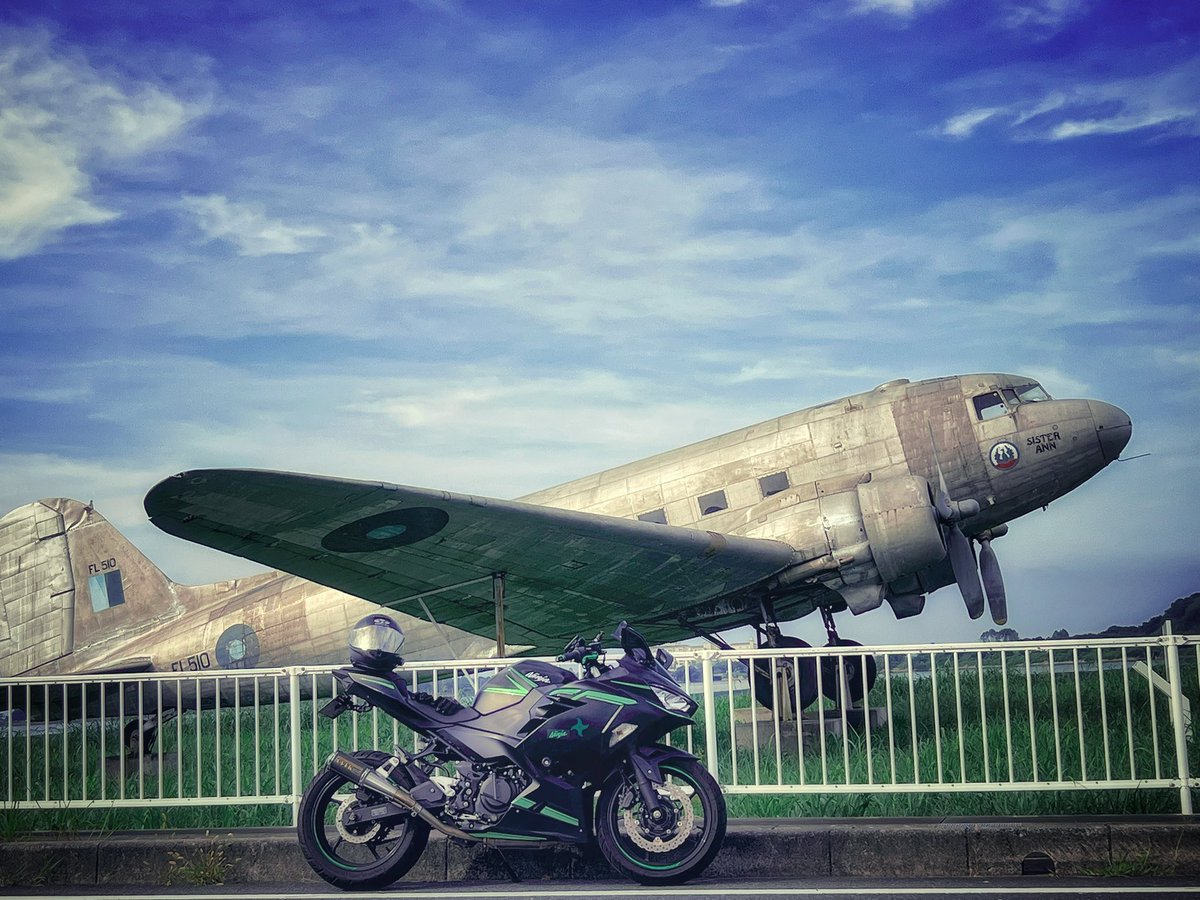 ArunyasCat's tweet photo. 飛行機✈️×バイク🏍

 #バイク  #bike   #ninja https://t.co/cJPez0l5LF