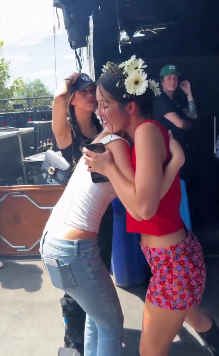 vihaiz's tweet photo. as meninas abraçando a Olivia e a coitada da megan com essa tala/botinha no pé https://t.co/yqZ2B1UJ4F