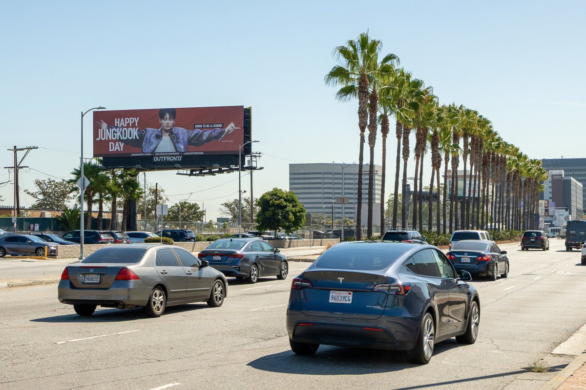 GoldenJKUnivers's tweet photo. Jungkook is welcoming everyone arriving in LA for the concerts, right outside LAX!

Please tag us if you come across it! 
You can find it by 5535 W Century Blvd. 
@Jungkook__China @JJK_SUPPORTERS https://t.co/86NWzIgSKD