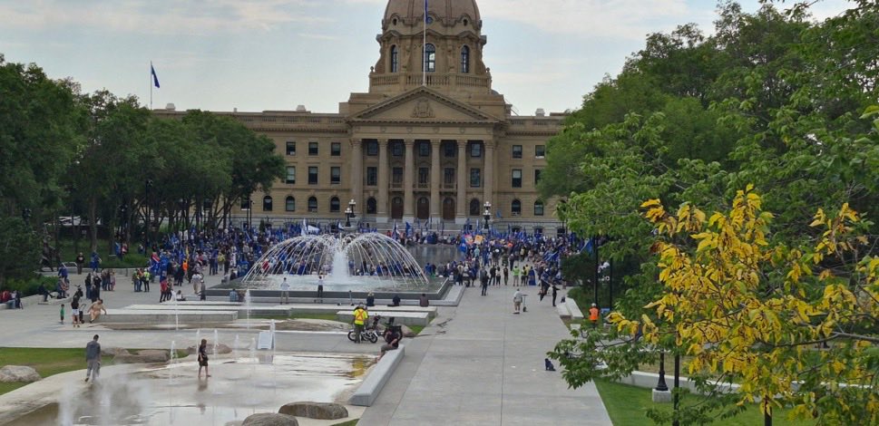 JasonOnTheDrums's tweet photo. #ableg #cndpoli #canpoli 

Size Matters

On the left: Dozens of Disappointed Seppies yelling at the sky. 

On the right;  25,000 Albertans defending public education

Alberta Seppies are an angry, small, fringe minority.  

And they’re just getting smaller.  

Sad https://t.co/P3C4MX6TYv