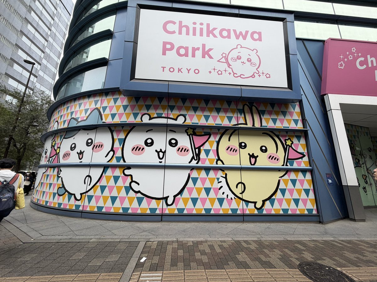 sakuharusno's tweet photo. 横浜でやることは昨日終わらせたので本日は池袋まで足を伸ばしJUJUTSUKAISENWORLDを楽しみます🎶
開店待ちしててエグい...どんどん列伸びてる...
これみんな何待ち？？呪術廻戦まちなの？？んなことないよね😂⁉️ https://t.co/zGFdKTJNHR