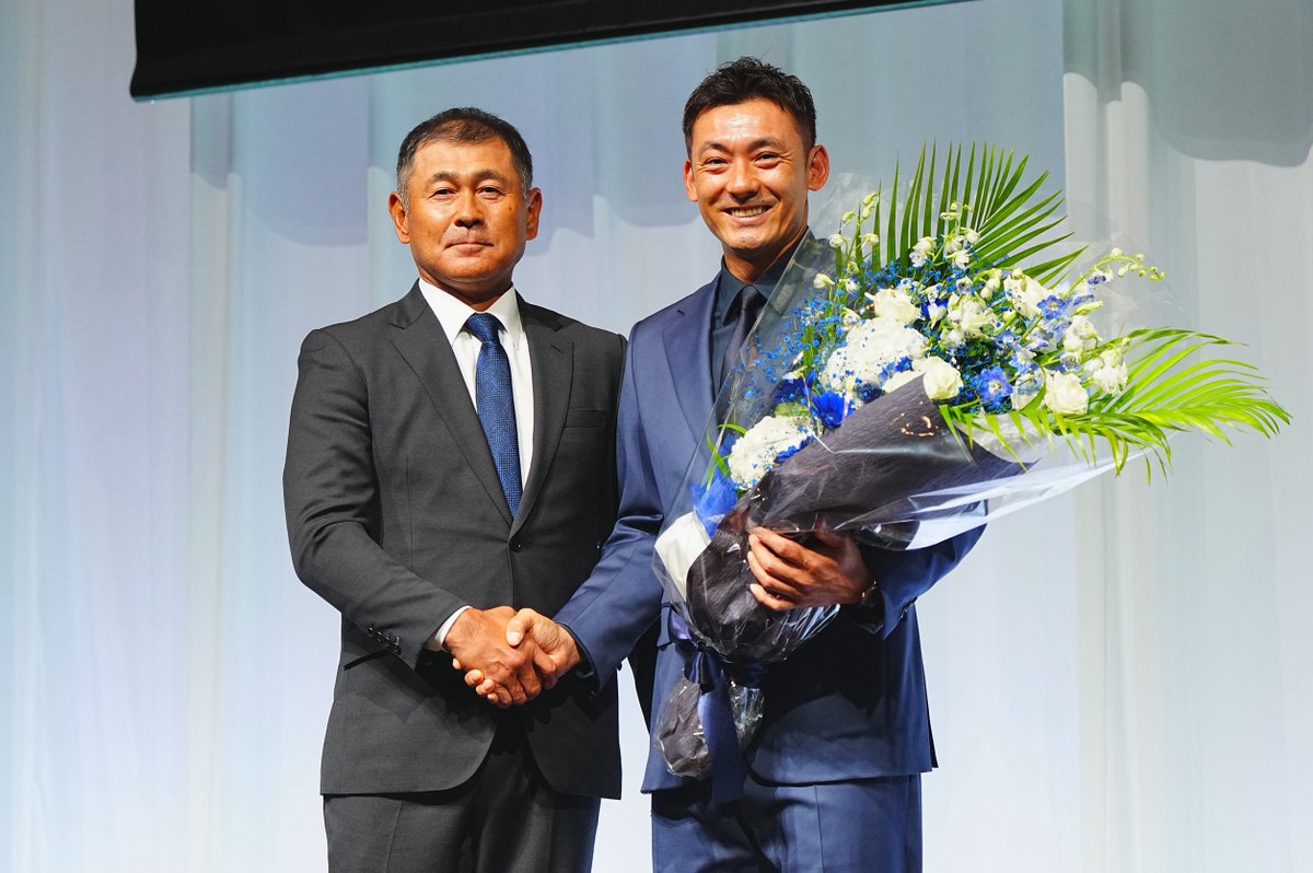 Fullcountc2's tweet photo. #西武 #栗山巧 外野手の引退会見

監督、GMとして共に戦った #渡辺久信 氏と #田邊徳雄 3軍野手コーチが花束を贈呈💐

サプライズ登場に笑顔を見せました😊

📷Photo by Yuji Arakawa

#seibulions #プライドシリーズ #ありがとう栗山さん https://t.co/gQCDuYBf4C