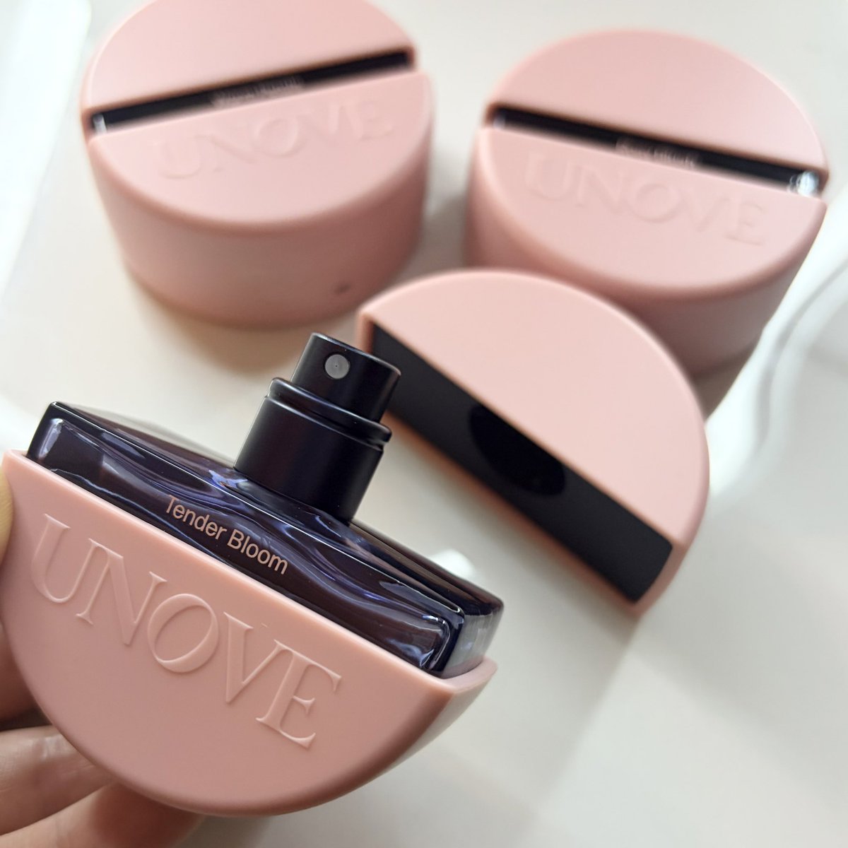 Cocecocconano's tweet photo. UNOVEのヘアパフュームミスト🫧
新作の「ロージーブラッシュ」は、華やかで上品なフレッシュフローラルの香り🌹
細かいミストでふわっと香って、髪だけじゃなくボディにも使える◎
香りは3種類あるよ！
🤍ロージーブラッシュ
🤍テンダーブルーム
🤍ウォームペタル
@UNOVE_japan @CLemonsquare
PR：UNOVE