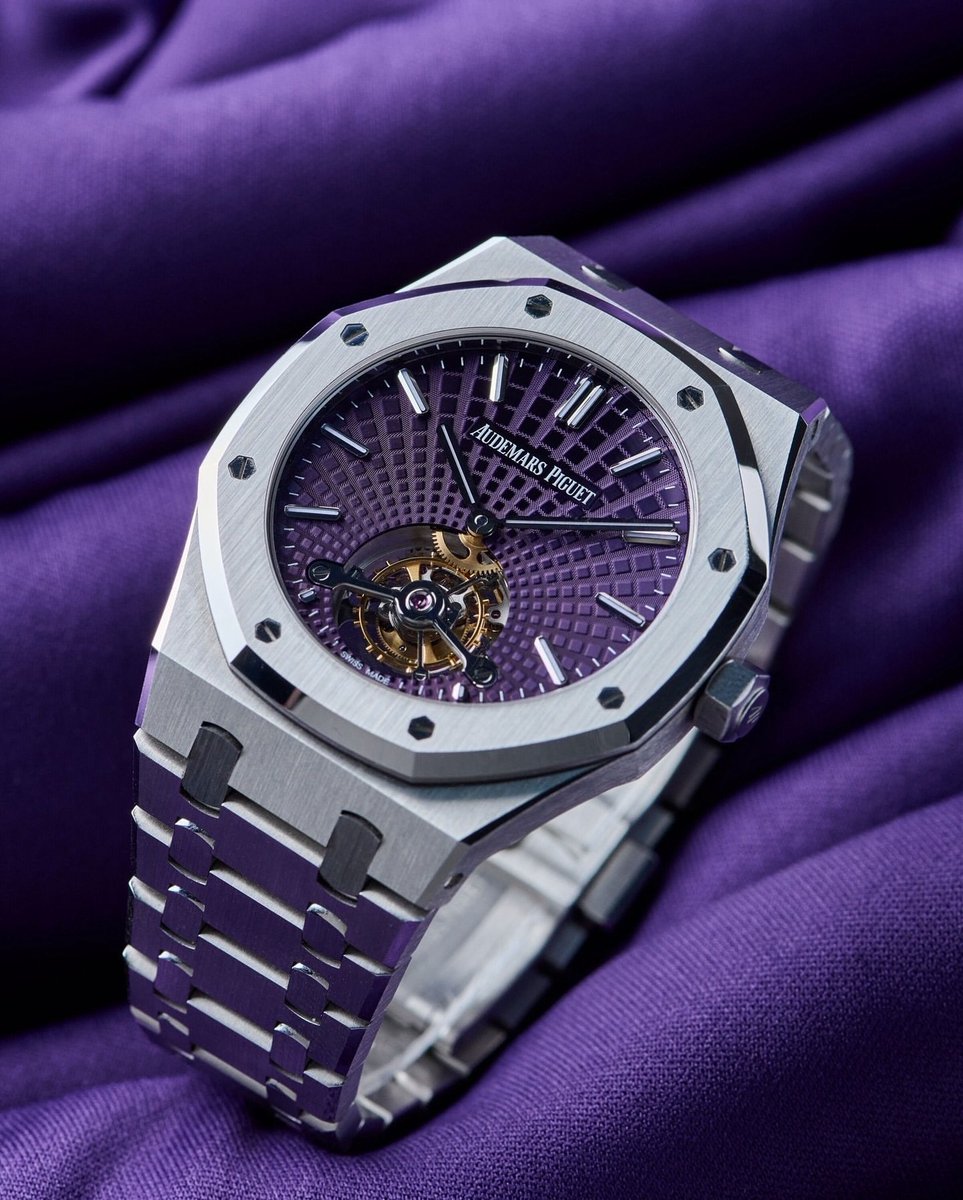 ManZonex's tweet photo. Audemars Piguet Royak Oak Purple https://t.co/2aigN84yB2