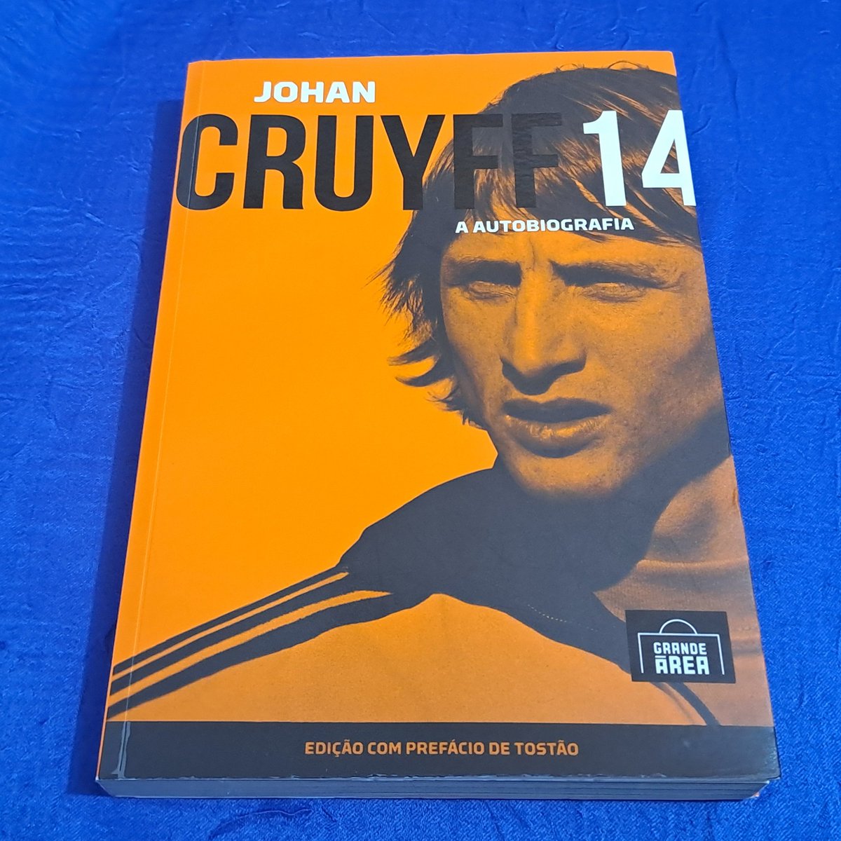 insulanista's tweet photo. Estou na metade do livro "Johan Cruyff 14: A autobiografia". O livro fala muito mais que a técnica e como Cruyff pensava o futebol, seja como jogador, treinador e gestor. Ele traz ensinamentos e reflexões sobre a vida particular e comportamentos. #Cruyff #Holanda #ajax #barcelona https://t.co/ZlAbmc0blf