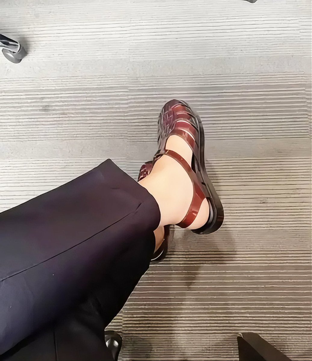 gieview's tweet photo. kenapa sepatu melissa mahal?? 
padahal cuma sepatu jelly doang?? 😭
masa iyaa karna wangi nya yang WANGI BANGET ITUUU ?? https://t.co/HsrCxz8Vsn