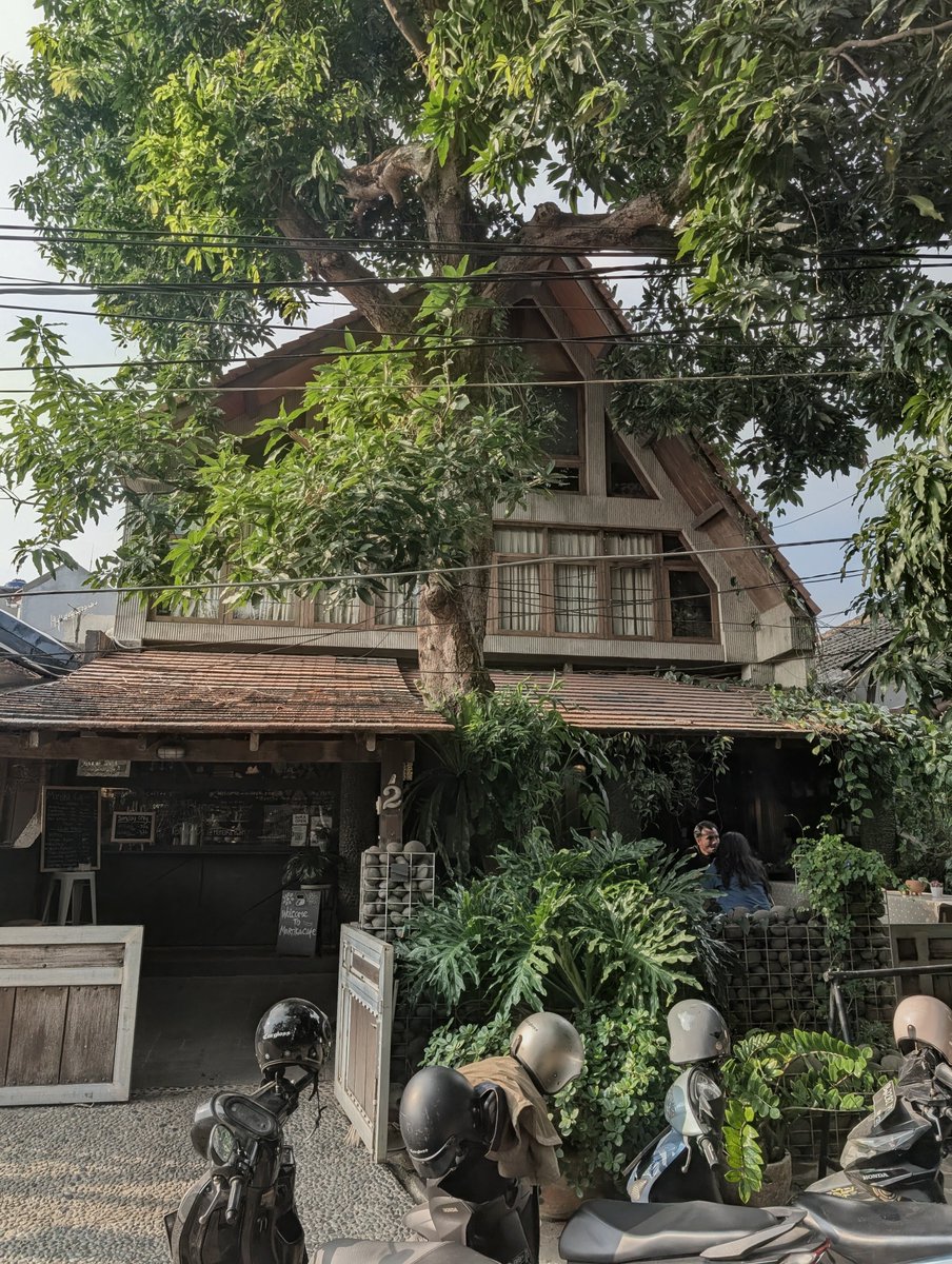 wkphppyiwish's tweet photo. Sumpah ini syahduuuuuu, kalo lu punya waktu buat ke Bintaro, gua recommend ini tempat https://t.co/WR6FVbtC9R