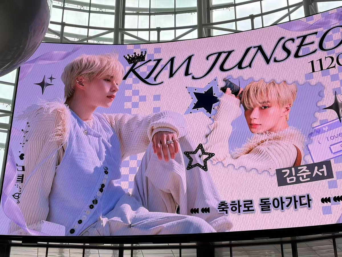 junseo_cnfc's tweet photo. 📢 On-site update! 현장 소식! 💜

We just received feedback from a C-fan who’s on-site — the ads are up now! 🥹💜
현장에 계신 중국 팬분께 소식을 전달받았어요 — 준서의 광고가 현재 송출되고 있습니다! 🥹💜

If you’re at Yeongdeungpo Times Square today, don’t forget to take lots of photos, check in, and share the support! 📸✨
오늘 영등포 타임스퀘어에 가시는 분들은 사진도 많이 찍고 인증샷과 함께 응원 광고를 많이 공유해 주세요! 📸✨

Let’s fill the timeline with Junseo’s ads! 🫶
준서의 광고로 타임라인을 가득 채워봐요! 🫶

📍 Yeongdeungpo Times Square, 1F Atrium
📍 영등포 타임스퀘어 1층 아트리움

📆 08.30
⏱️ 20 seconds × 300 plays

#JUNSEO #준서 #ALPHADRIVEONE #알파드라이브원 
@ALD1_official
#ジュンソ #金俊抒
KIMJUNSEO 김준서 キムジュンソ
