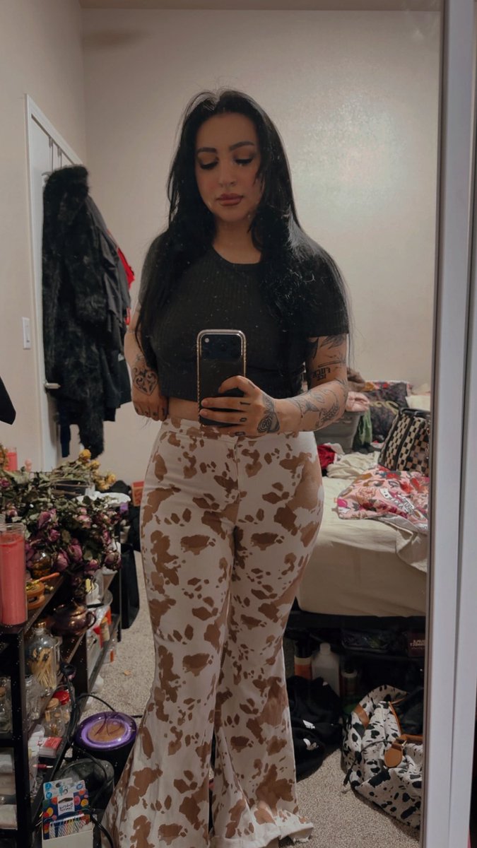 DaisyMae0510's tweet photo. Curvy and cute 💋🖤 https://t.co/siZZmV9ghl