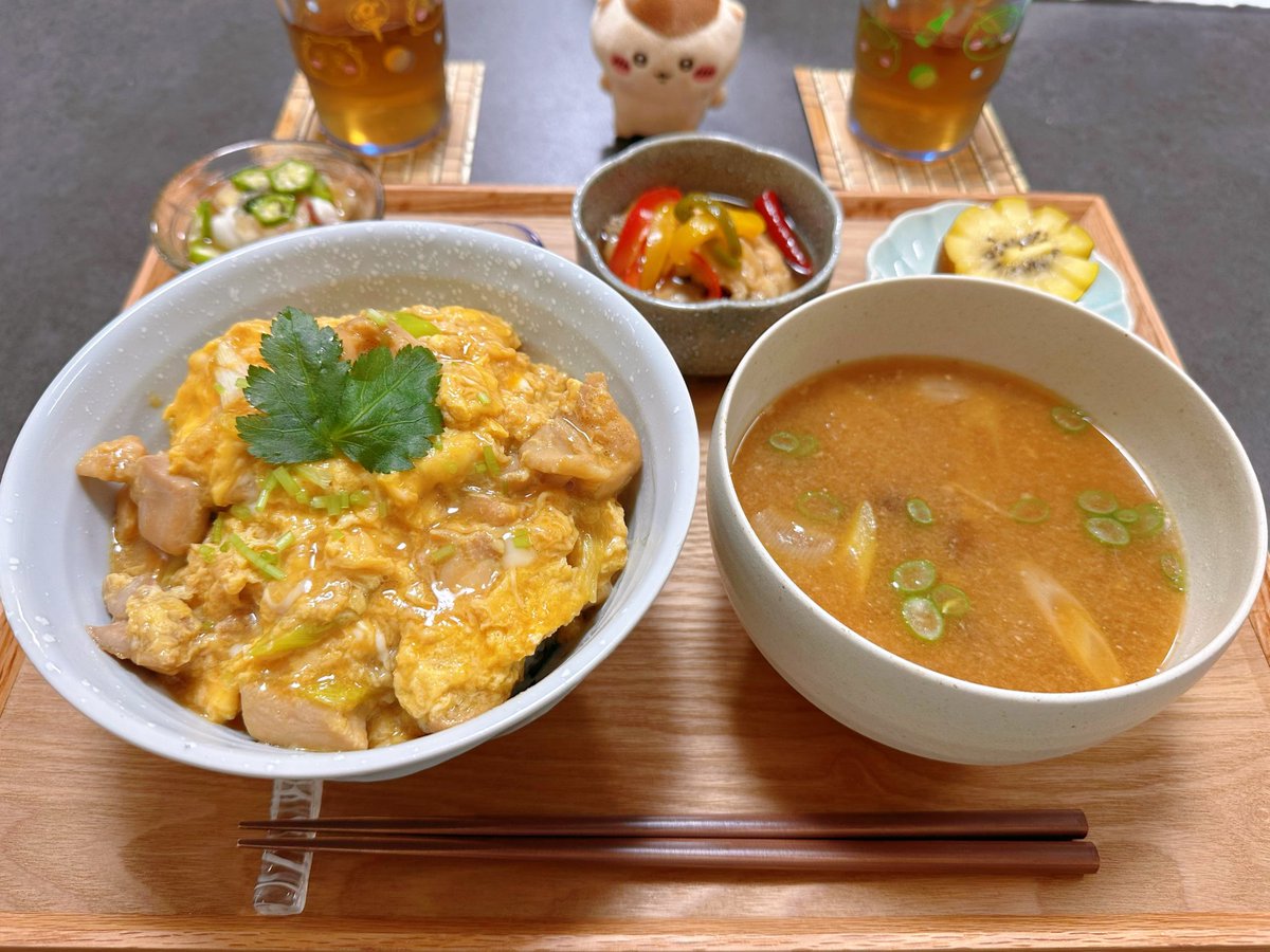 gourmetyaming's tweet photo. 朝ごはん！親子丼となめこのお味噌汁🍚
昨日作った味の南蛮漬けも一緒に

#朝ごはん　#おうちごはん
#やみんごはん https://t.co/0siY3yq2Uv