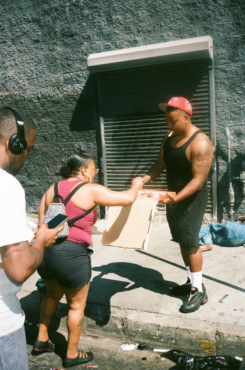 JDEE3uno's tweet photo. Skid row feeding tha good ppls 🏆✌🏾 https://t.co/NqKPaxWhty