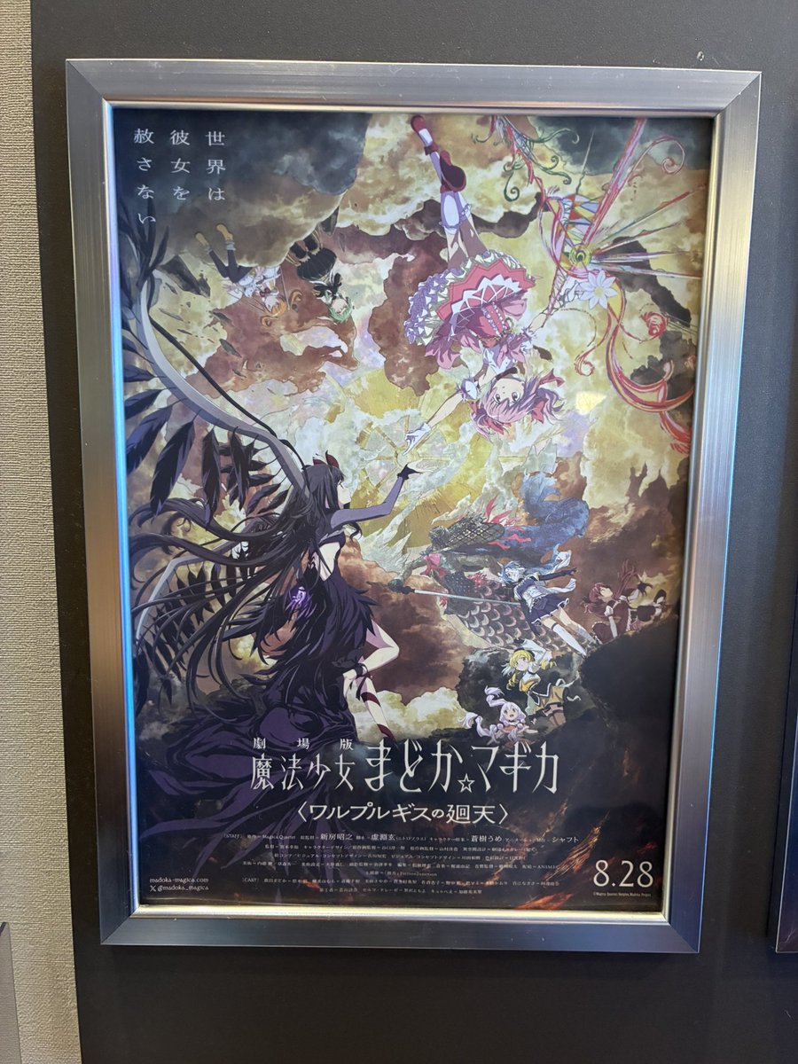 71195Iz's tweet photo. 映画館きました！！！
特典もまだ、あったし！ドリンク特典のコースターある所にきたら、推しが、推しが！！缶バ2個だけかったら、推しがきちゃーー！！！！ https://t.co/4YFxYpJWS0