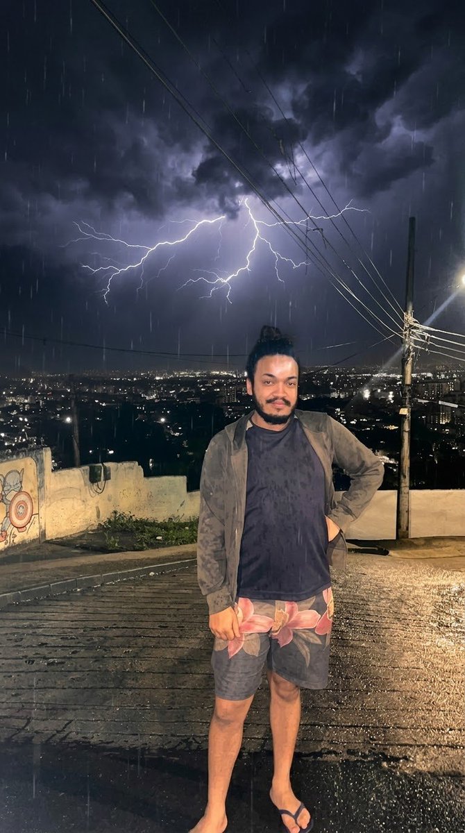 DagoMarrom's tweet photo. A imagem justa para quem vive e canta no mal tempo⚡ https://t.co/qQfkzMbTkm