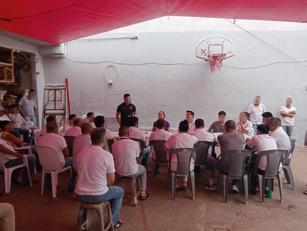 IfdpHidalgo's tweet photo. El IFDP Delegación Hidalgo realizó una visita al Centro de Reinserción Social en el municipio de Jacala. donde nuestro personal tuvo cercanía con los internos revisando sus casos, buscando candidatos para nuestro programa de libertades anticipadas y nuestro programa de trámite de apoyos para adultos mayores y para estudiantes, también se los brindó asesoría jurídica a los internos y les hizo de su conocimiento los servicios que brinda la Defensoría Pública Federal de manera totalmente gratuita.
Oficinas en Pachuca, Hidalgo
771 717 0660 | Ext. 3081
Oficinas en Huejutla, Hidalgo
789 896 0181
Defensatel: 800 224 2426
#AcercandoLaJusticiaALaGente #IFDP #Hidalgo #LaCasaQueTeDefiende
