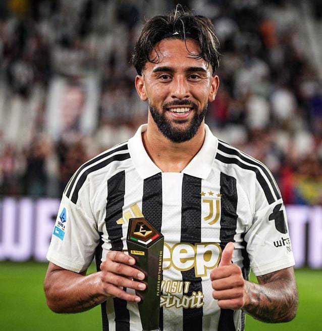 MaxFutbolOK's tweet photo. 🇦🇷⭐ NICO GONZÁLEZ, FIGURA Y PANINI PLAYER OF THE MATCH EN SU PRIMERA NOCHE EN EL ALLIANZ STADIUM

Nico González tuvo una actuación determinante en la victoria de Juventus por 2-0 ante Parma y fue reconocido oficialmente por la Serie A como Panini Player of the Match, premio que distingue al jugador más destacado del encuentro.

El argentino comenzó el partido en el banco, ingresó en el segundo tiempo y rápidamente cambió el desarrollo del encuentro. A los pocos minutos de entrar, sacó un potente remate desde afuera del área que pegó en el palo; aprovechó el rebote y volvió a rematar, esta vez con una desviación en un defensor que terminó enviando la pelota al fondo de la red para marcar el 1-0 de Juventus.

Pero su influencia no terminó allí. En el tramo final, Nico recuperó una pelota ante el Parma y participó directamente en la acción que terminó con el segundo gol: conectó con Manuel Locatelli y el italiano asistió a Teun Koopmeiners, quien definió para establecer el 2-0 definitivo.

Más allá del gol, González mostró intensidad, movilidad, determinación para atacar los espacios y personalidad para buscar constantemente el arco rival. Su ingreso fue uno de los factores decisivos para que la Juventus pudiera destrabar un partido que se había complicado durante la primera mitad.

El triunfo permitió a la Juventus sumar seis puntos de seis posibles en el comienzo de la Serie A, mientras que Nico se convirtió en uno de los grandes protagonistas de la noche en Turín.

🇦🇷🔥 Gol, participación en el segundo tanto y reconocimiento oficial. Nico González respondió dentro de la cancha y fue elegido como el mejor jugador del partido.

#NicoGonzález #Juventus #SerieA #Argentina #Albiceleste