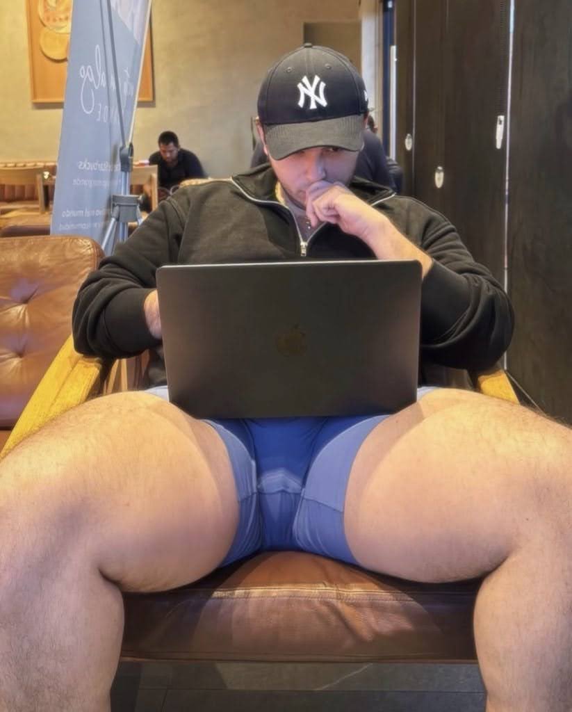 Funny_Lhand's tweet photo. Would you consider this genre of men fat or chubby? https://t.co/5twhBxE7ik