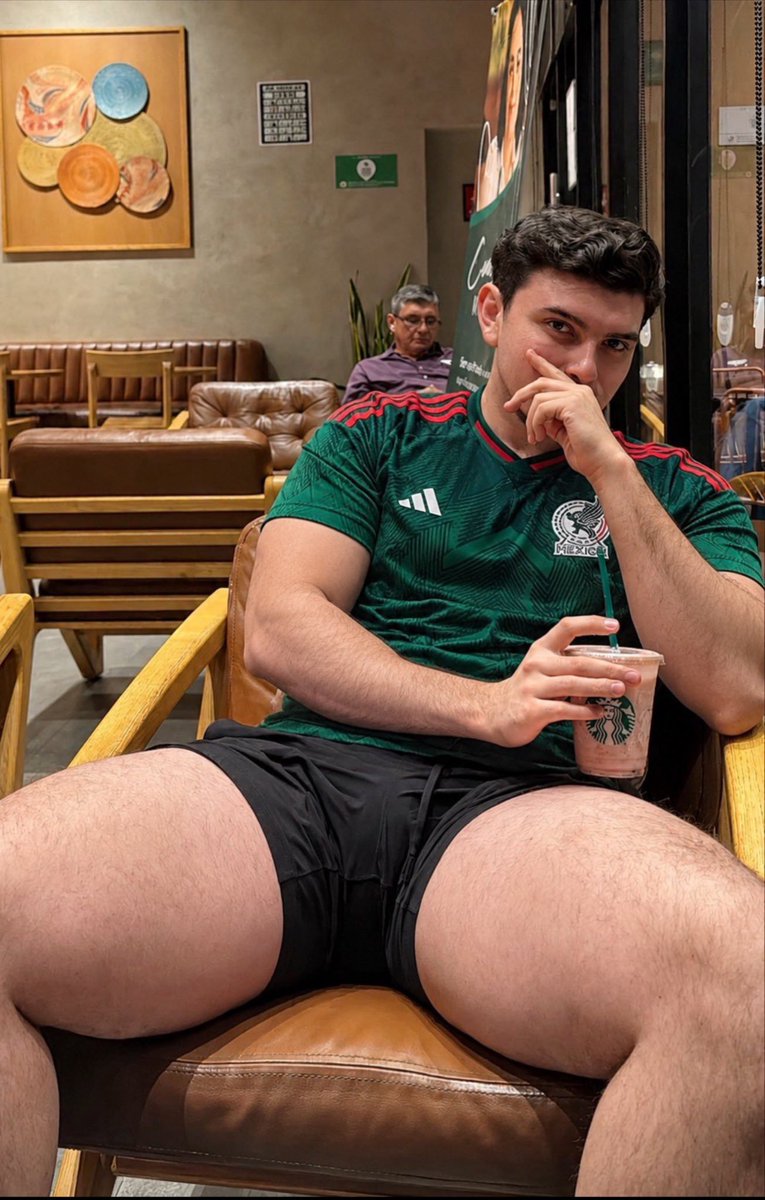 Funny_Lhand's tweet photo. Would you consider this genre of men fat or chubby? https://t.co/5twhBxE7ik