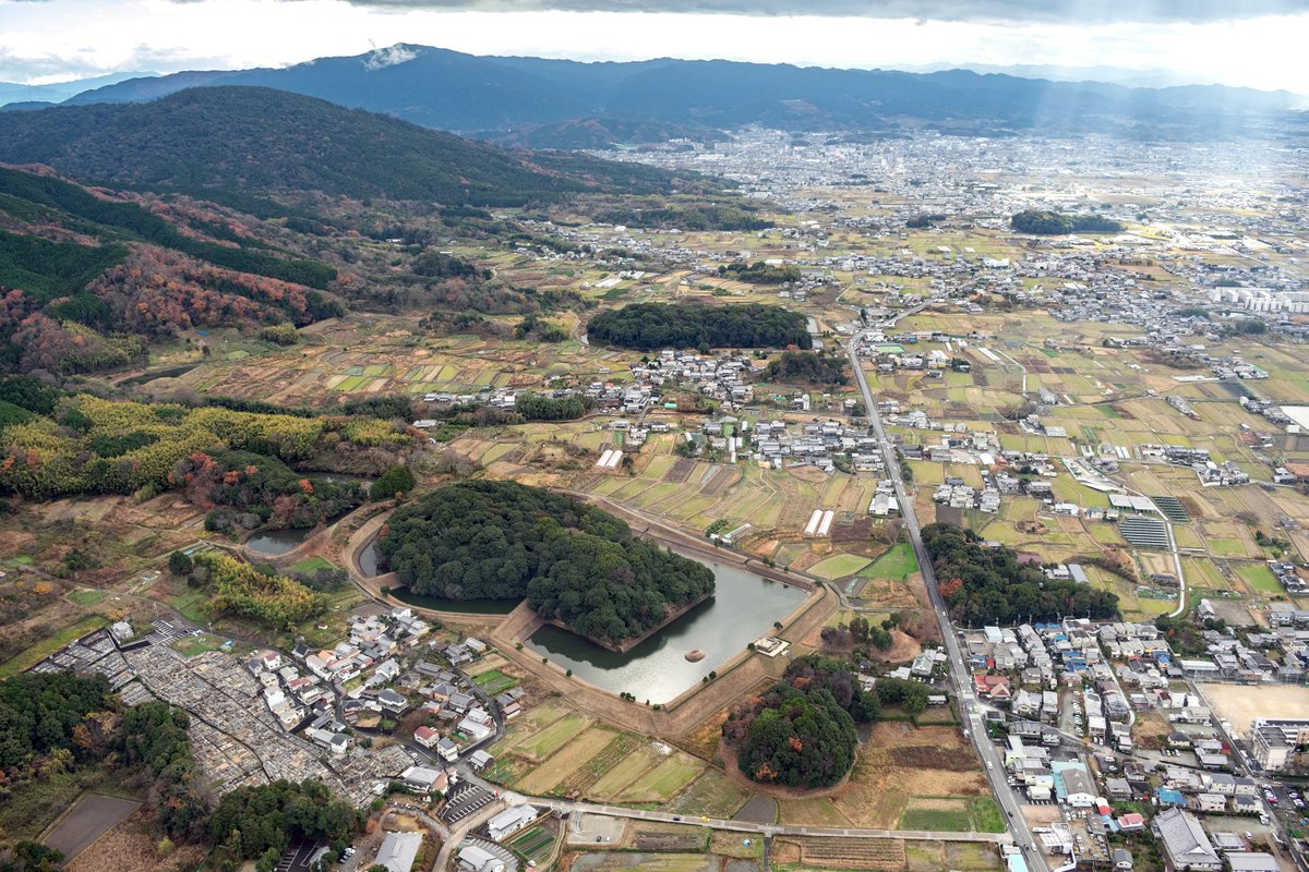 tenri_bunkazai's tweet photo. ☆崇神天皇陵の「修陵」
江戸時代末期、幕府が推進した「文久の修陵」（1862～65）では、各地の荒廃した陵墓を整備。
柳本藩は元治元年（1864）２月に御陵修補を出願して特別に認められ、約７ヵ月の突貫工事で周濠を拡張。周濠の用水権も確保し、領民の重要な水源となりました。
#世界かんがい施設遺産 https://t.co/vNSya9ZIOQ