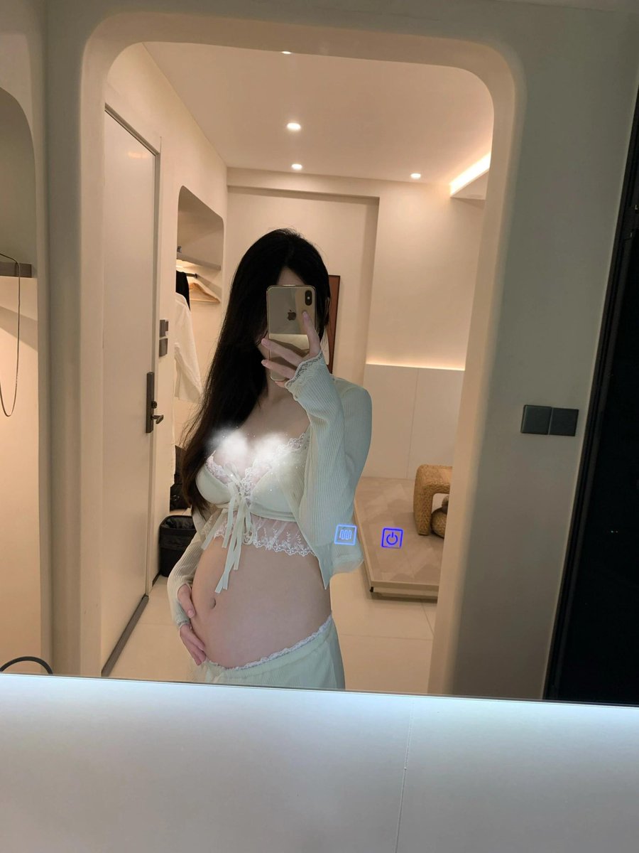 lori17kk1's tweet photo. 哈哈哈怀孕了都这么骚，

孕期好想做爱啊啊啊

每天做到高潮儿子抓住鸡鸡不让出去！

应该没人玩得比我开的了！

来了就给哦！ https://t.co/mSrk3CgoFK