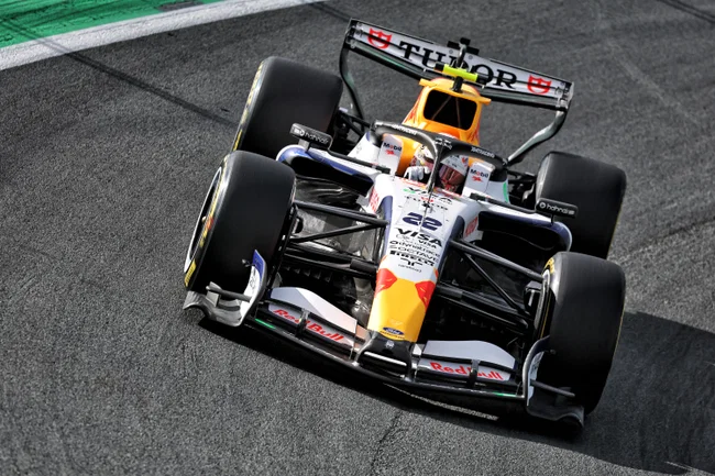 a_naraba's tweet photo. 【Rd12 オランダGPのふりかえり】

RN365のratingsです。
（Fergal Walsh）

#f1 #f1jp #f1fujinext #F1FOD #YT22

(RN365のコメントは上位下位それぞれ5名ずつしかつきません)

LAW(8.5)
「急遽RB22をドライブすることになったが、称賛に値する週末を過ごした」
「SPRINTはミスなくまとめ、予選8番手でマシンの現実的な性能に見合う速さを発揮した」
「決勝では、VERがオープニングラップでリタイアしたあと、7位完走し6ポイントを獲得」
「黄旗違反で10秒ペナルティを科されたが、順位に影響しなかった」

TSU(8)
「何ヶ月にもわたりグリッドから離れていたが、1戦限りの代役としてRBに呼び戻され、見事に適応した」
「SPRINTと決勝いずれも12番手スタートで、Q3進出は僅差で逃している」
「決勝では入賞圏内で争っていたが、最終的には11位に後退」
「GASに対して行った果敢なオーバーテイクは、オランダGPのハイライトの一つであり、SPRINTでの走りからも、TSUが急速に本来の速さを取り戻していたことが分かった」
「今回のパフォーマンスはフルタイム復帰に値することを強く印象づけた」

VER(4)
「最後のオランダGPはVERにとって長きにわたり苦い思い出となるだろう」
「普段のリズムをつかめないまま予選7番手に終わり、SPRINTでもマシンにトップ争いできるほどの速さは感じられなかった」
「VERは週末を通して体調不良を訴えており、決勝のオープニングラップでぬ最終コーナーの濡れていたバンクでリアを失い赤旗の原因となった」
「オランダGPでは数多くの素晴らしい思い出があるが、残酷な別れとなった」

10 NOR
8.5 ANT LAW
8 RUS TSU
7.5 HUL HAM ALO
7 LIN
6.5 LEC GAS
6 BOR COL ALB
5.5 PIA BOT
5 PER OCO
4.5 STR
4 SAI BEA VER

https://t.co/n0p06rOAJi