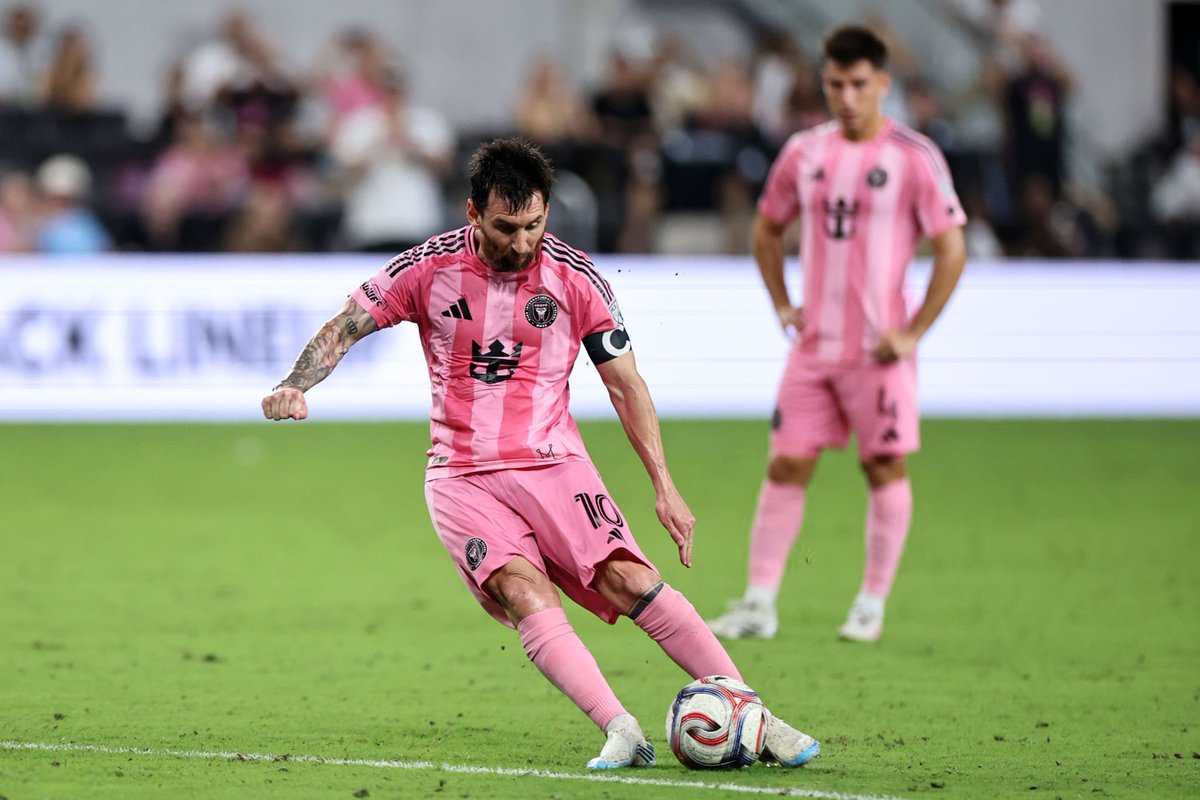 TouchlineX's tweet photo. 🚨✨ Lionel Messi's greatness vs. Montreal: 

· 3 goals
· 1 assist
· 8 shots
· 3 big chances created
· 6 key passes
· 90% pass accuracy https://t.co/L7JEF77wUo