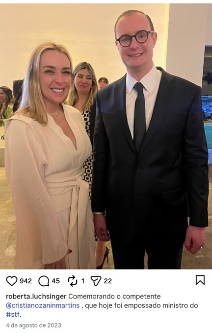 nelsonpaffi's tweet photo. Essa senhora, que está na foto ao lado  o advogado particular do lula, é a que ele se referiu como PILANTRA? https://t.co/ETOoFHvIY5