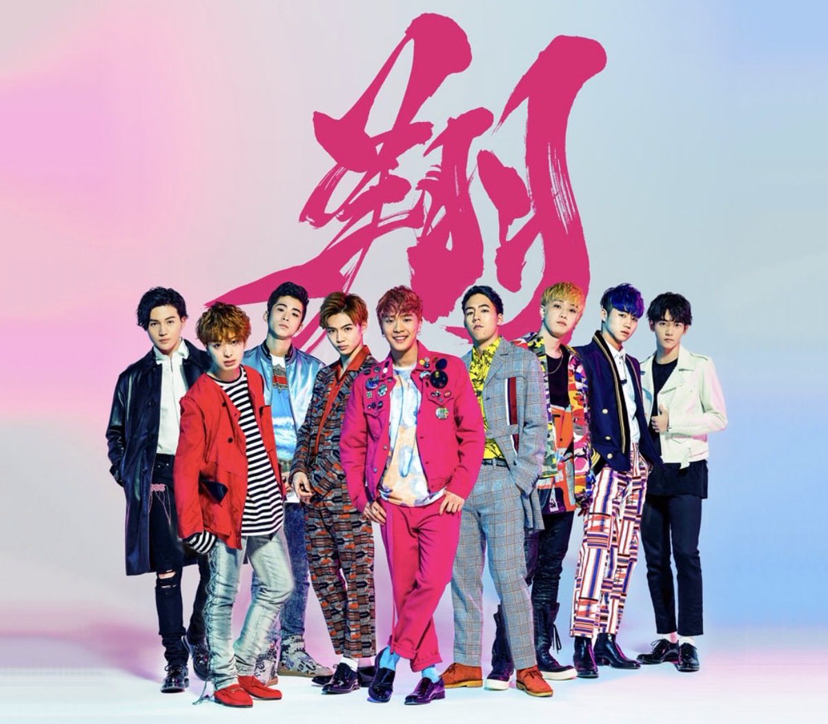 taiki__official's tweet photo. 24時間テレビ49 -愛は地球を救う-
FANTASTICSが
出演させていただきました。

今年の24時間テレビのテーマにある
「あなたは誰を想う？」という
言葉を聞いたとき
僕たちは、翔太の顔が浮かびました。

自身の病気と闘い続けた翔太を
最後まで支えたのは
お母さんでした。

僕らはこの先も
翔太やお母さんが
笑顔でいてくれるように
翔太が生きた証を
家族の絆を
パフォーマンスを通して
届けることしかできません。

今日という時間が
皆さんにとっても
大切な誰かを想う
きっかけになったら嬉しいです。

僕たちFANTASTICSはこれからも
9人で、沢山の夢を
叶えていきたいと思います。

「Turn Back Time」 「FANTASTIC 9」

FANTAROの皆さんと
これからも大切に歌い続けます。

24時間テレビ関係者の皆さん
この度は貴重な機会をいただき
本当にありがとうございました。