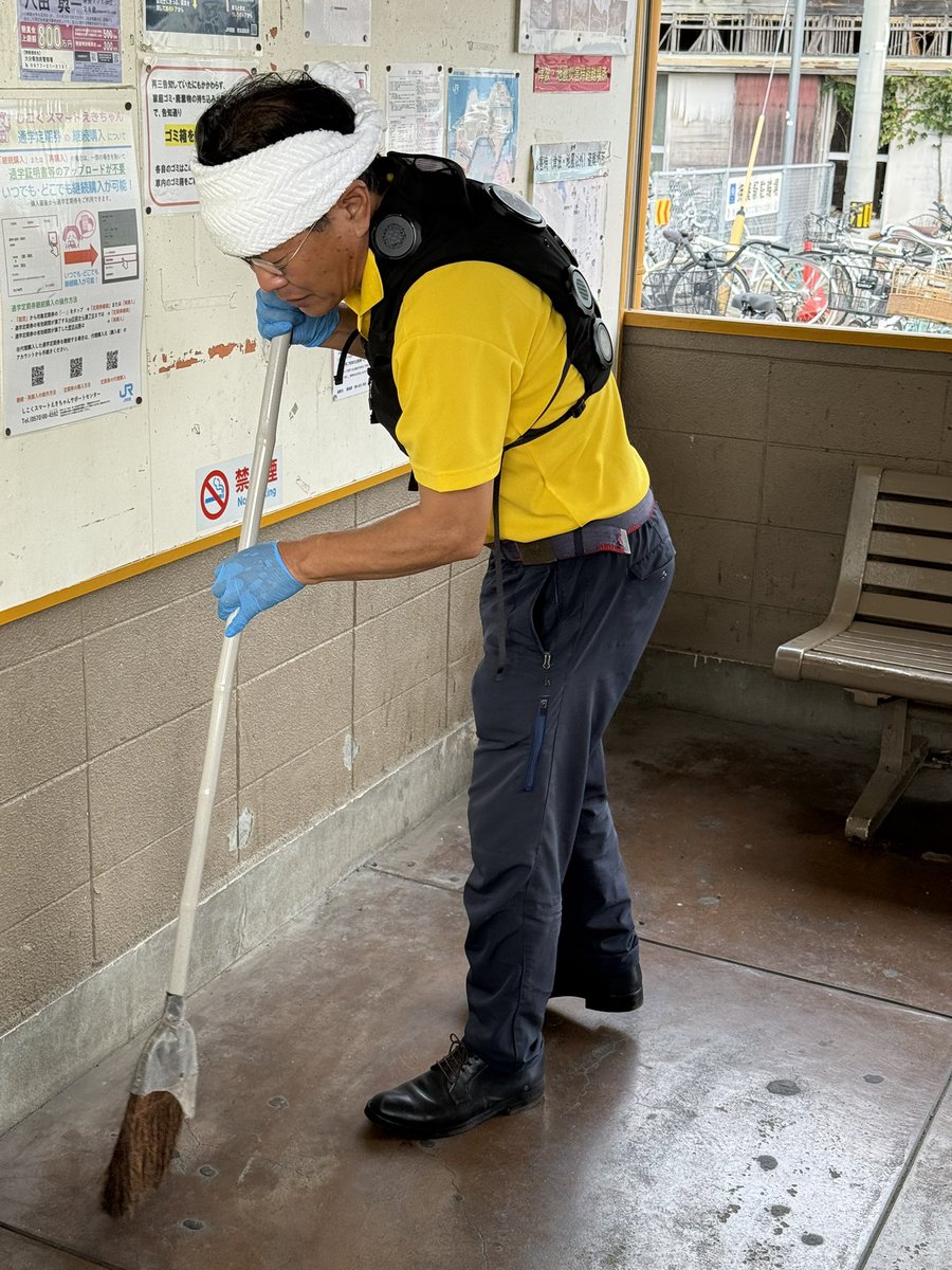 kokumin_tks's tweet photo. 昨日のこくうさ駅前清掃大作戦では、鳴門市の撫養駅を清掃活動！

ゴミ拾い、待合室の清掃に加え、駅利用者の方の困り事を聞いたり、充実した活動となりました✨

#国民民主党 #徳島 https://t.co/5ou9MY4JKl