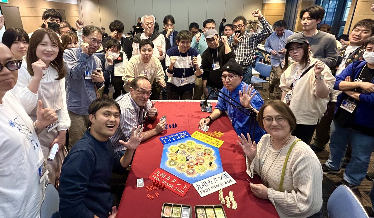kyushu_catan's tweet photo. 『九州カタン王決定戦』は参加者みんなの笑顔溢れるとても楽しいカタン大会です！！
全国から集まったカタン好きの中間と思う存分カタンできます！！
第11代目の九州カタン王の座は一体誰の手に渡るのか、楽しみですね！！！ https://t.co/PXfjgf825T