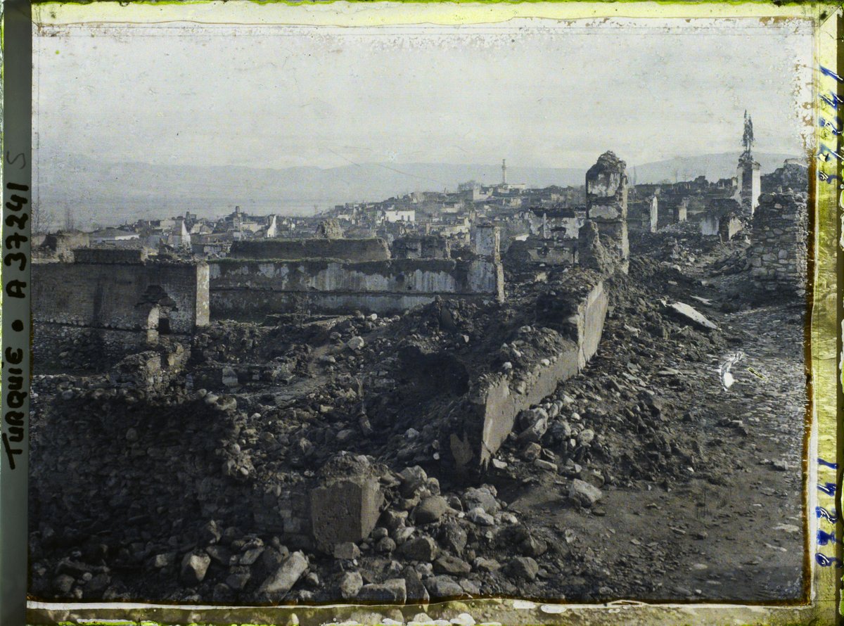 mehmet_dilbaz's tweet photo. Ο Τουρκικός Στρατός, μετά τη Νίκη της 30ής Αυγούστου, προέλαυνε προς τη Σμύρνη. Ο ελληνικός στρατός, που υποχωρούσε και καυχιόταν ότι εκπροσωπούσε τον «πολιτισμένο κόσμο», περνώντας από το Αλασεχίρ (Φιλαδέλφεια), έκαψε και κατέστρεψε την πόλη.

Ήταν πολύ «πολιτισμένοι»· άλλωστε προέρχονταν από το «λίκνο του πολιτισμού», γι’ αυτό και συμπεριφέρθηκαν έτσι.

Ας χειροκροτήσουμε, λοιπόν, τον «μεγαλειώδη ελληνικό πολιτισμό».

#kaybolantarihinpeşinde