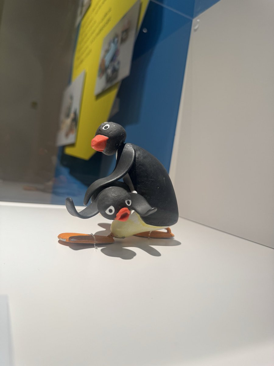 mkawa_a's tweet photo. 息子のしりをたたく母。躍動感笑。
#ピングー展 https://t.co/1E24Zb7Ah3
