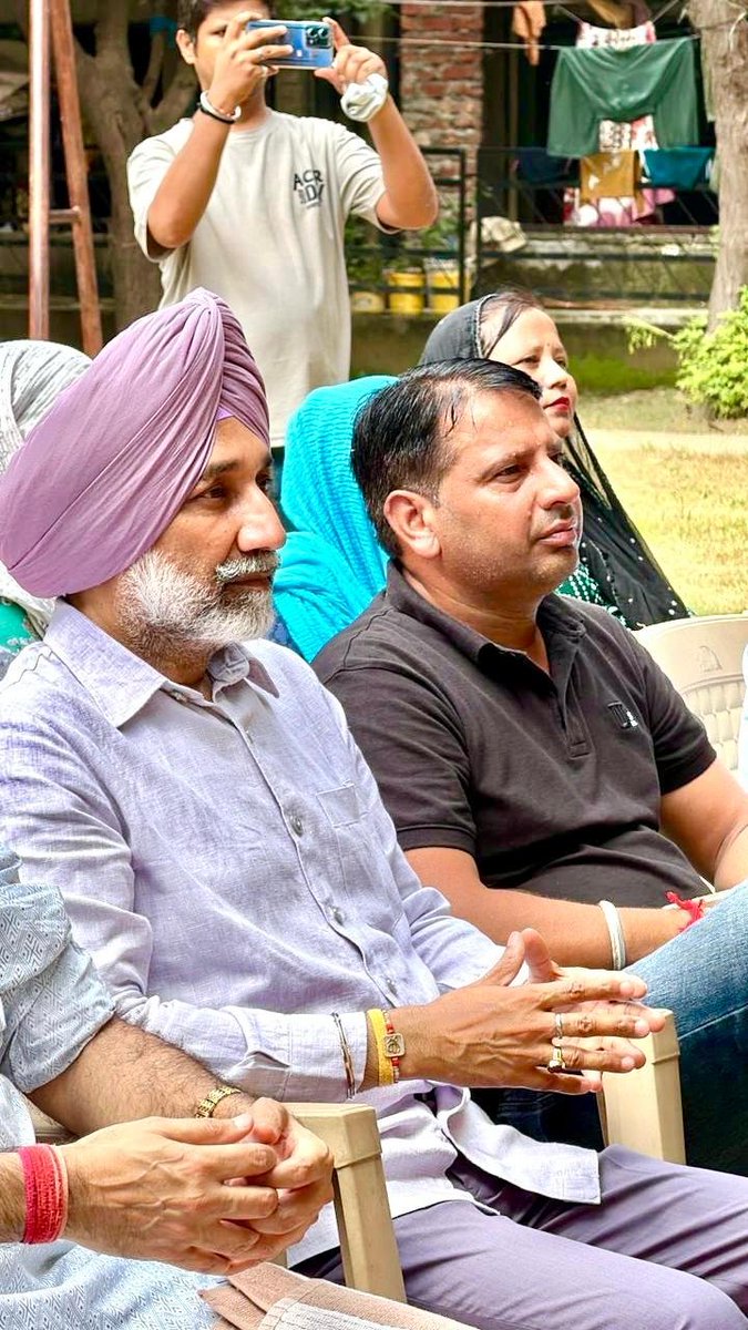 satnamsandhuchd's tweet photo. आज धनास गाँव में समाज के विभिन्न वर्गों के लोगों के साथ बैठकर आदरणीय प्रधानमंत्री श्री नरेंद्र मोदी जी के ‘मन की बात’ के 137वें एपिसोड को सुना।

‘मन की बात’ केवल जन-संवाद को जन-भागीदारी और जन-भागीदारी को जन-आंदोलन में बदलने का अनूठा मंच बन चुका है। इस कार्यक्रम की सबसे बड़ी ताकत इसकी व्यापक पहुँच से भी आगे है… देश के किसी एक कोने में आम नागरिक द्वारा किया गया कोई अच्छा कार्य, जब पूरे देश के सामने आता है, तो वह लाखों लोगों के लिए प्रेरणा बन जाता है।

यही ‘मन की बात’ की असली शक्ति है… एक व्यक्ति की पहल से पूरे समाज में बदलाव की प्रेरणा। 

#MannKiBaat 
@narendramodi