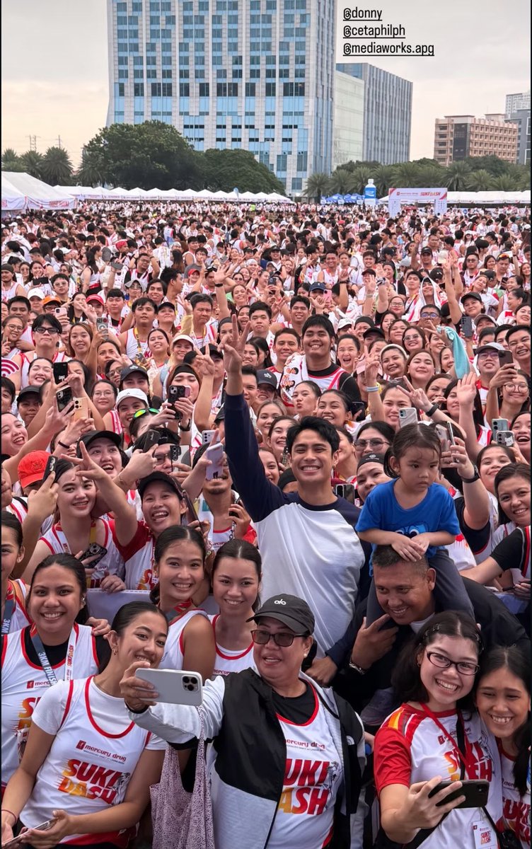 donnyfication's tweet photo. Surprise event with Donny today at the #MercuryDrugSukiDASH for #Cetaphil 😍 

Love how he was well welcomed by the crowd. So loved everywhere he goes! And we love seeing that big smile @donnypangilinan 🥹

#DonnyPangilinan https://t.co/T0GMDPB6nH