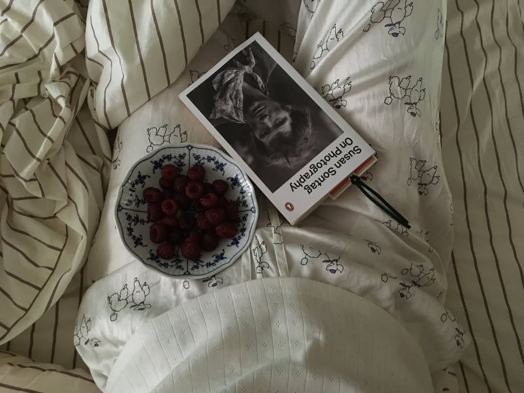__amtoam's tweet photo. a few things i loved lately 💌

#visualdiary #pinterestgirl #currentlyreadi̇ng #summerdays 

finding myself in this quote (from good morning, midnight) 

rainy birthday morning in my favorite cafe

new perfume

blue jeans &amp; black top

caramelized peaches for chia pudding… https://t.co/n2VIhOQjRQ